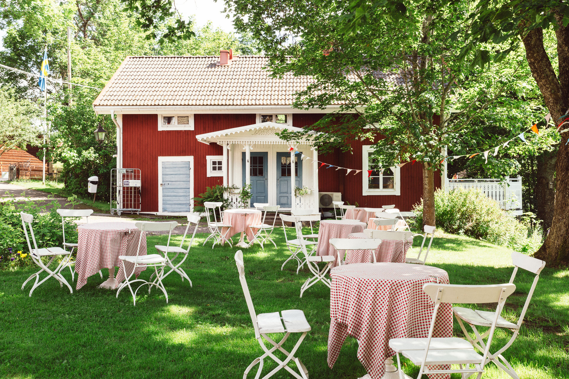 The color of this house (and many others in sweden!) is called falun red.