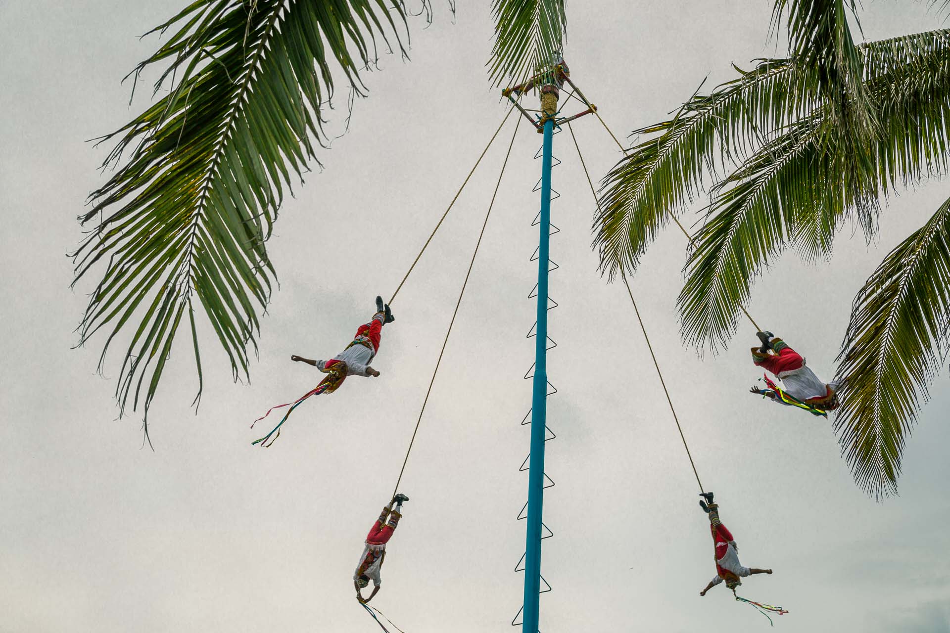 Another (impressive!)  show for the tourists: "Danza de los Voladores", four young men tied with ropes descending to the ground from a 30m vault accompanyed by music and dancing. Also known as the flying men.