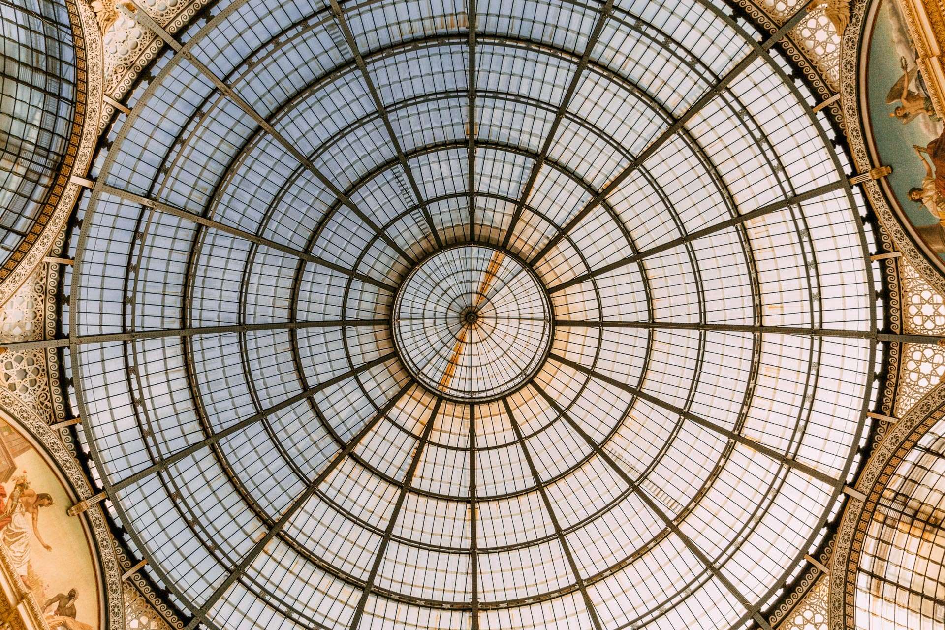Glaskuplen i Galleria Vittorio Emanuele II, opkaldt efter den første konge i Italien.