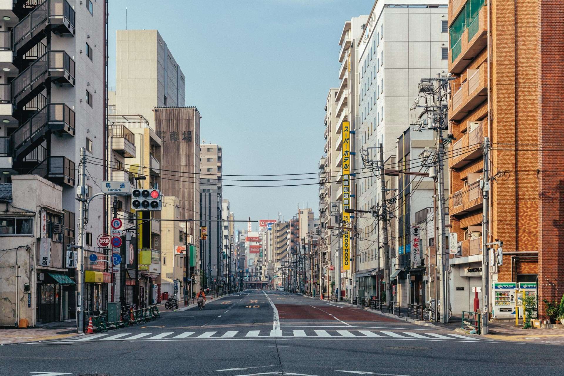 En meget tidlig morgen i Tokyo-bydelen Asakusa.