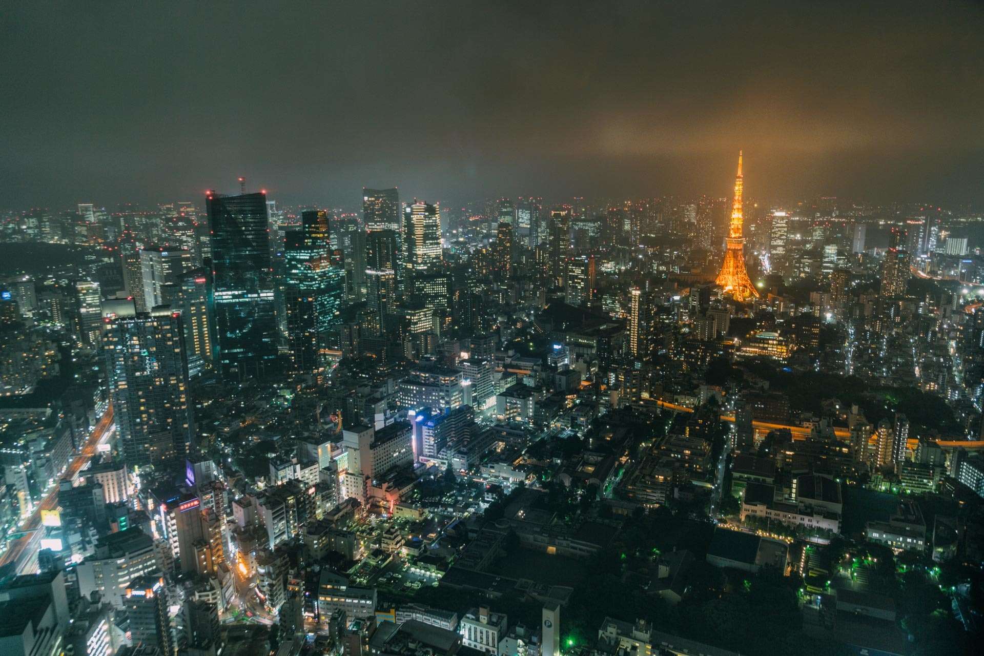 Nattestemning oplyst af Tokyo Tower, som er bygget med inspiration fra Eiffeltårnet (og ca. 10 meter højere).