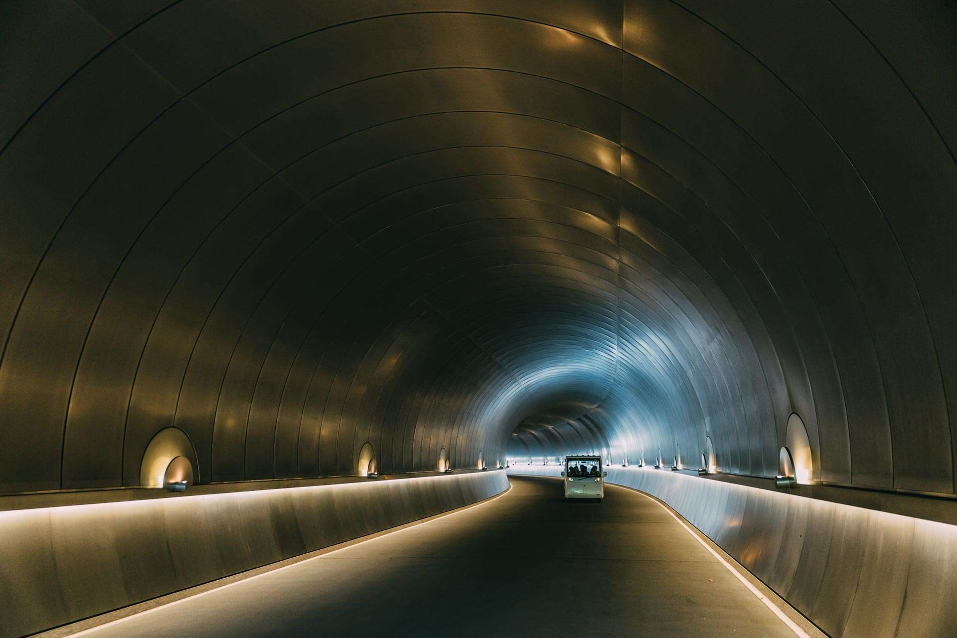 Fremtidsagtig tunnel ved det mystiske Miho museum.